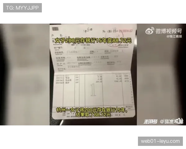 想象李小鹏去逛超市，结账那一刻隔壁阿姨默默掏出存折